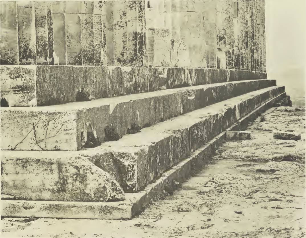 Grabado antiguo de los escalones del Partenón en el que se aprecia la curvatura de su base