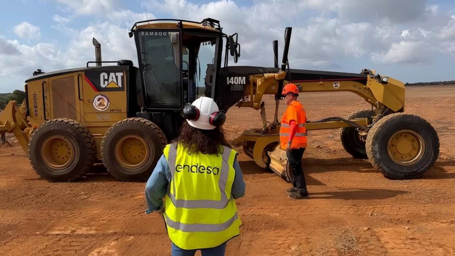 Trabajadora de Endesa junto a una motoniveladora en el inicio de las obras de Goleta-Xalana, el mayor parque solar en Baleares de la compañía