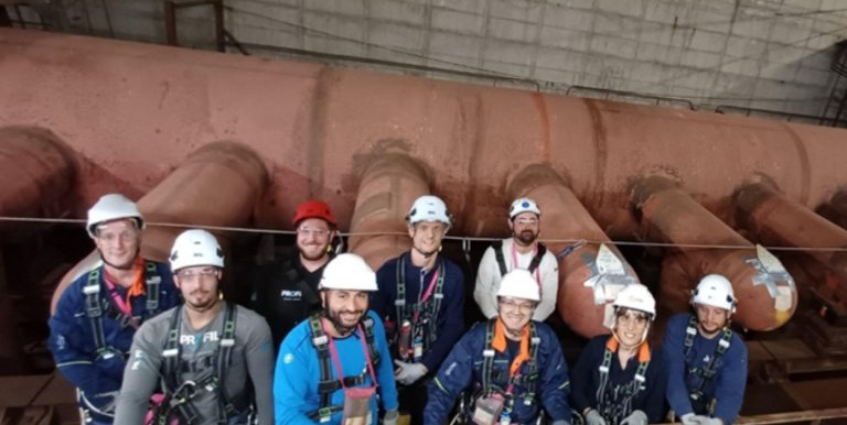 Técnicos de EDF y Cyclife Engineering con casco junto a los intercambiadores de calor de Chinon A2