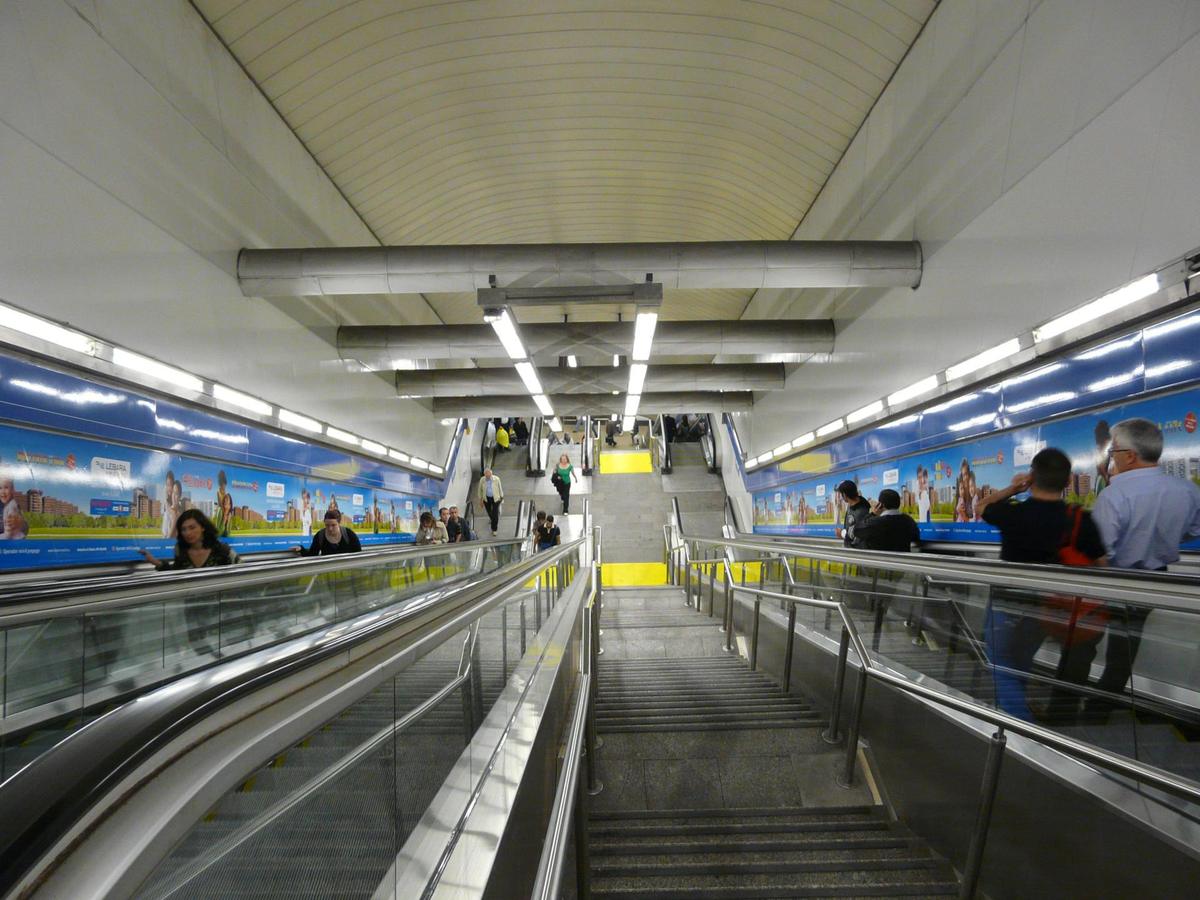 Escaleras mecánicas y escalera fija en un acceso de Metro de Madrid