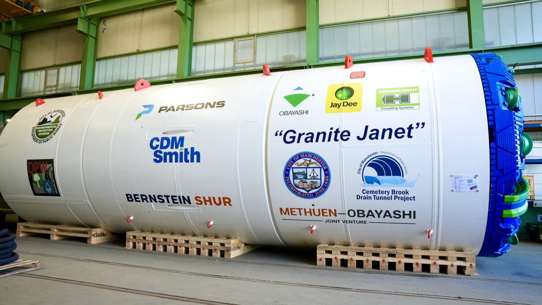 Escudo de la tuneladora Granite Janet en la nave de fabricación en Alemania, con el nombre y los logotipos del Cemetery Brook Drain Tunnel
