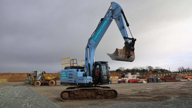 Excavadora de cero emisiones en las obras del Lower Thames Crossing en Coalhouse Point