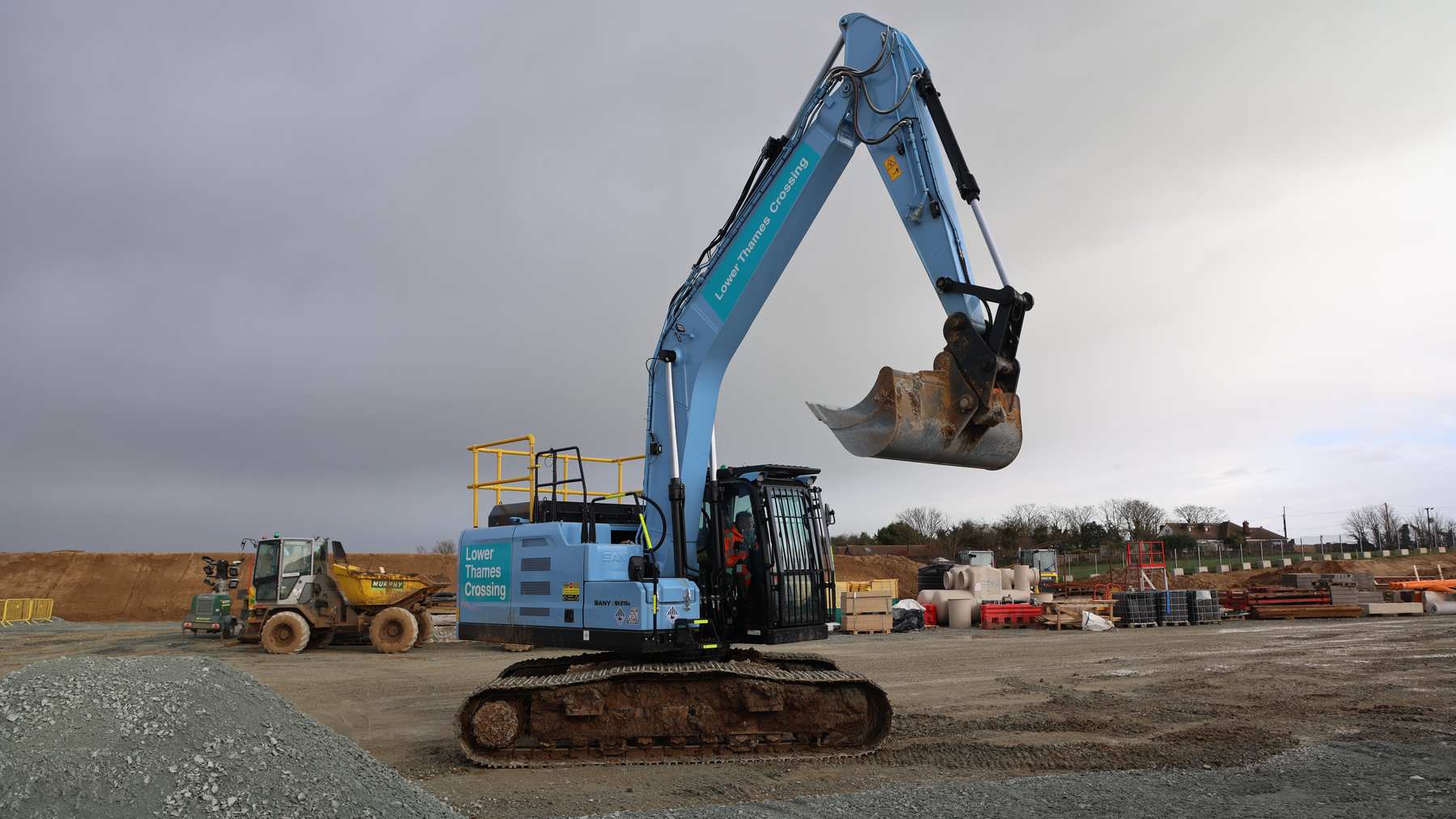 Excavadora de cero emisiones en las obras del Lower Thames Crossing en Coalhouse Point