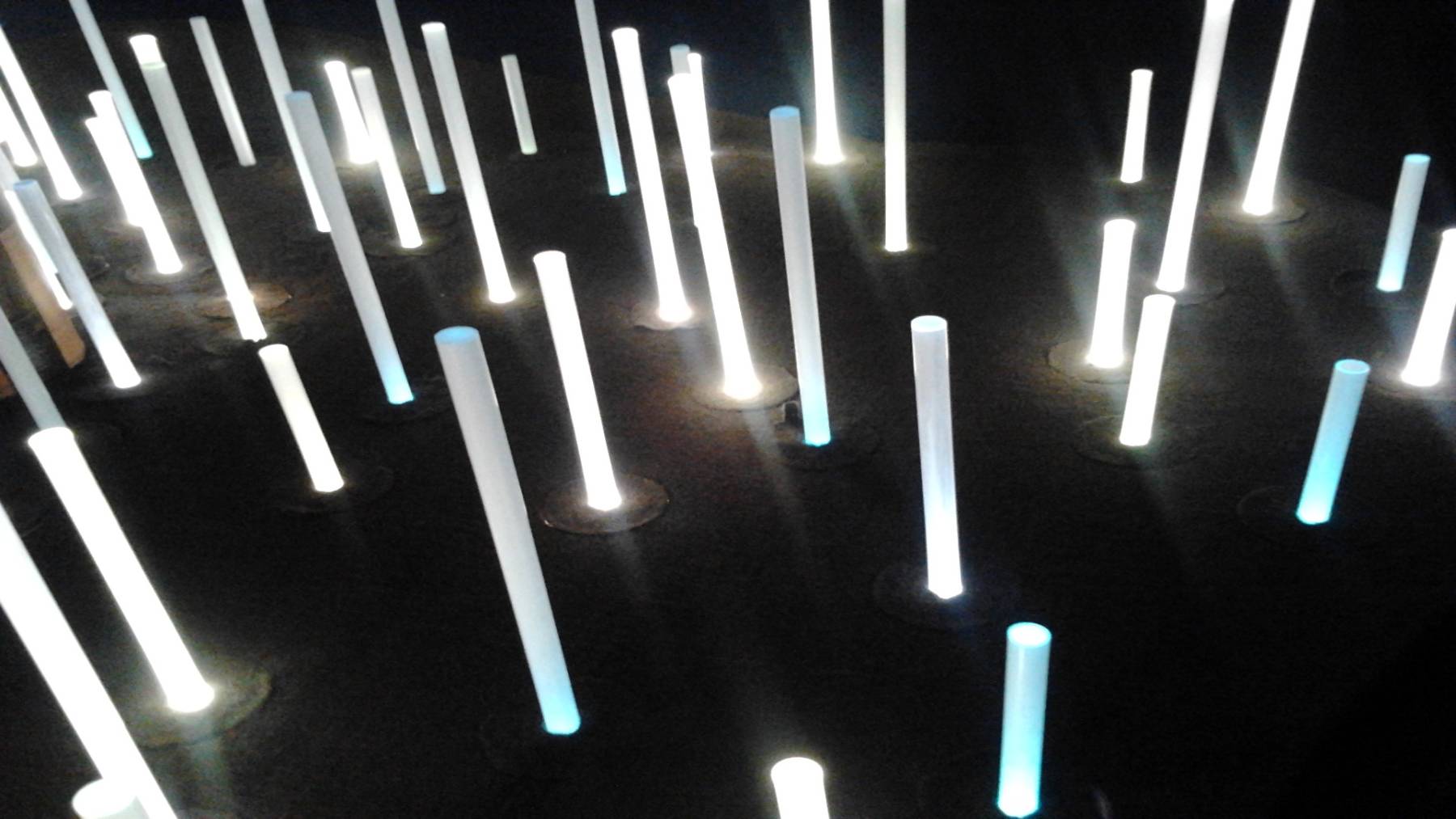 Botellas de plástico con agua iluminadas que forman una exposición de lámparas de Moser