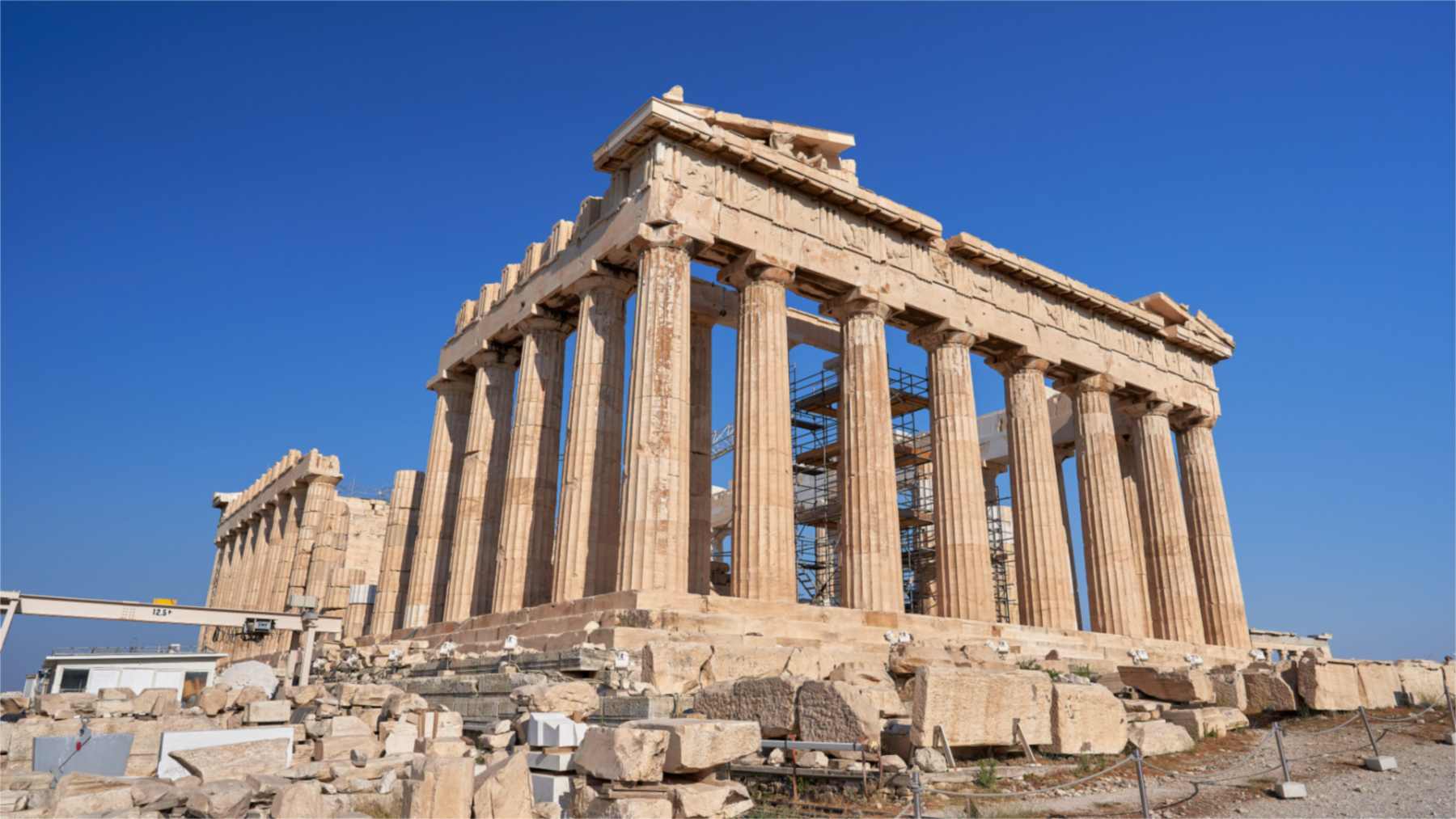 Fachada este del Partenón en la Acrópolis de Atenas bajo un cielo azul