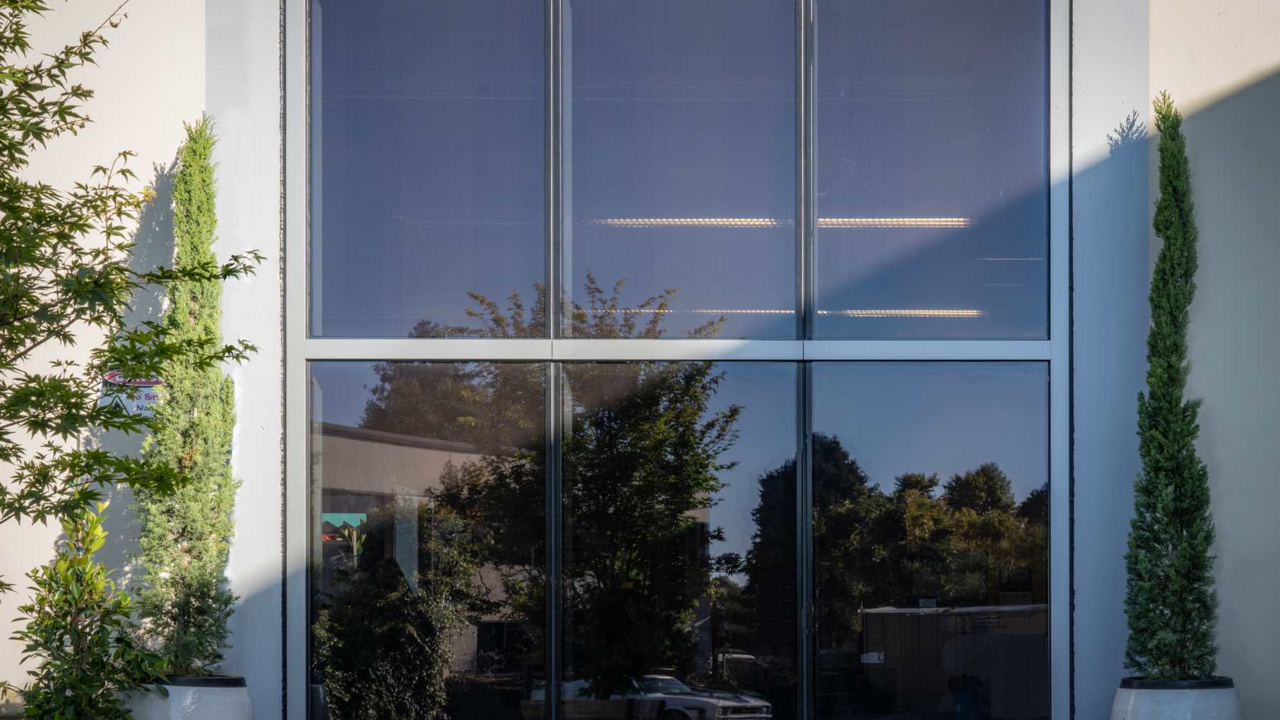 Ventanas solares con recubrimiento fotovoltaico orgánico transparente en la fachada de NEXT Energy Technologies en Santa Bárbara
