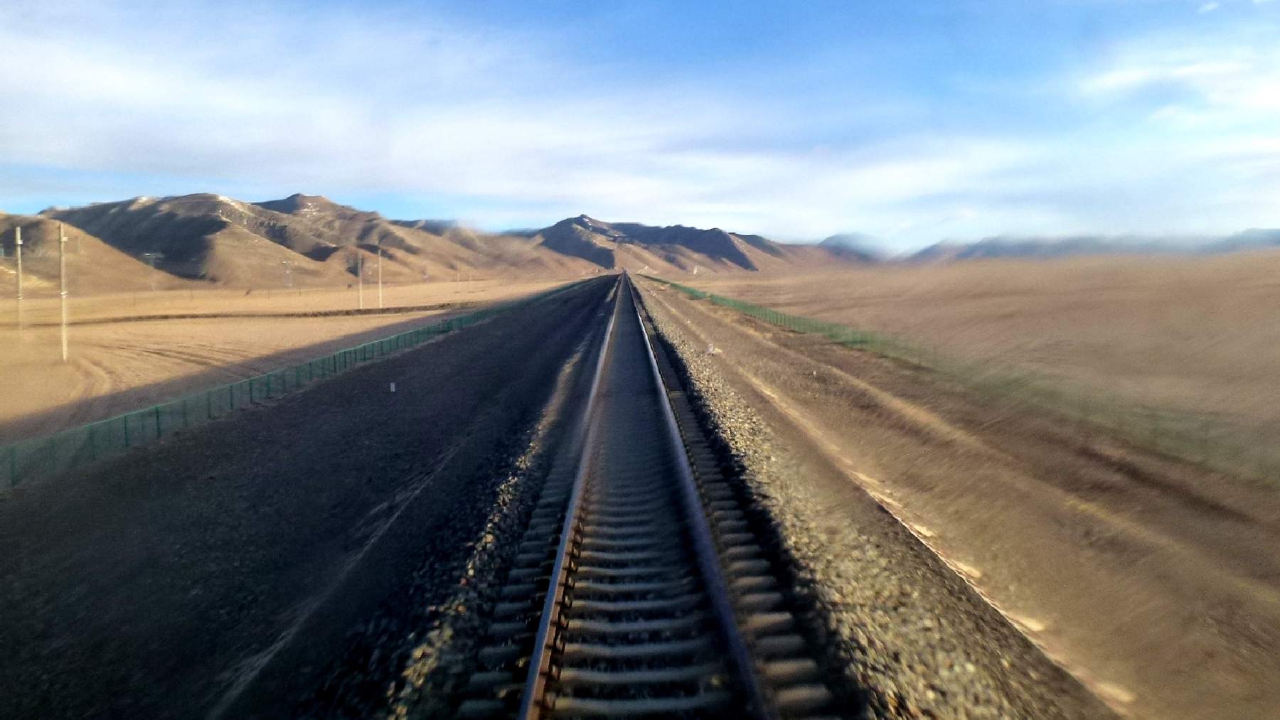 Vía del ferrocarril Qinghai-Tíbet atravesando la meseta tibetana, la línea en la que se encuentra la estación de Yanshiping