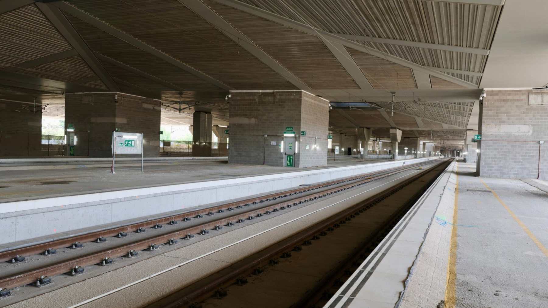 Vías y andenes de alta velocidad bajo la cubierta de la estación de La Sagrera, en Barcelona