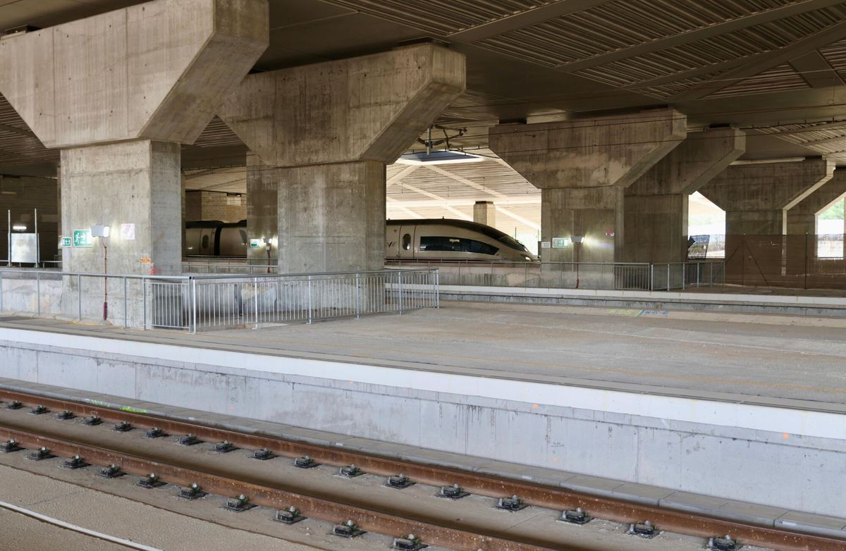 Un tren de alta velocidad entre los pilares de hormigón de la estación de La Sagrera