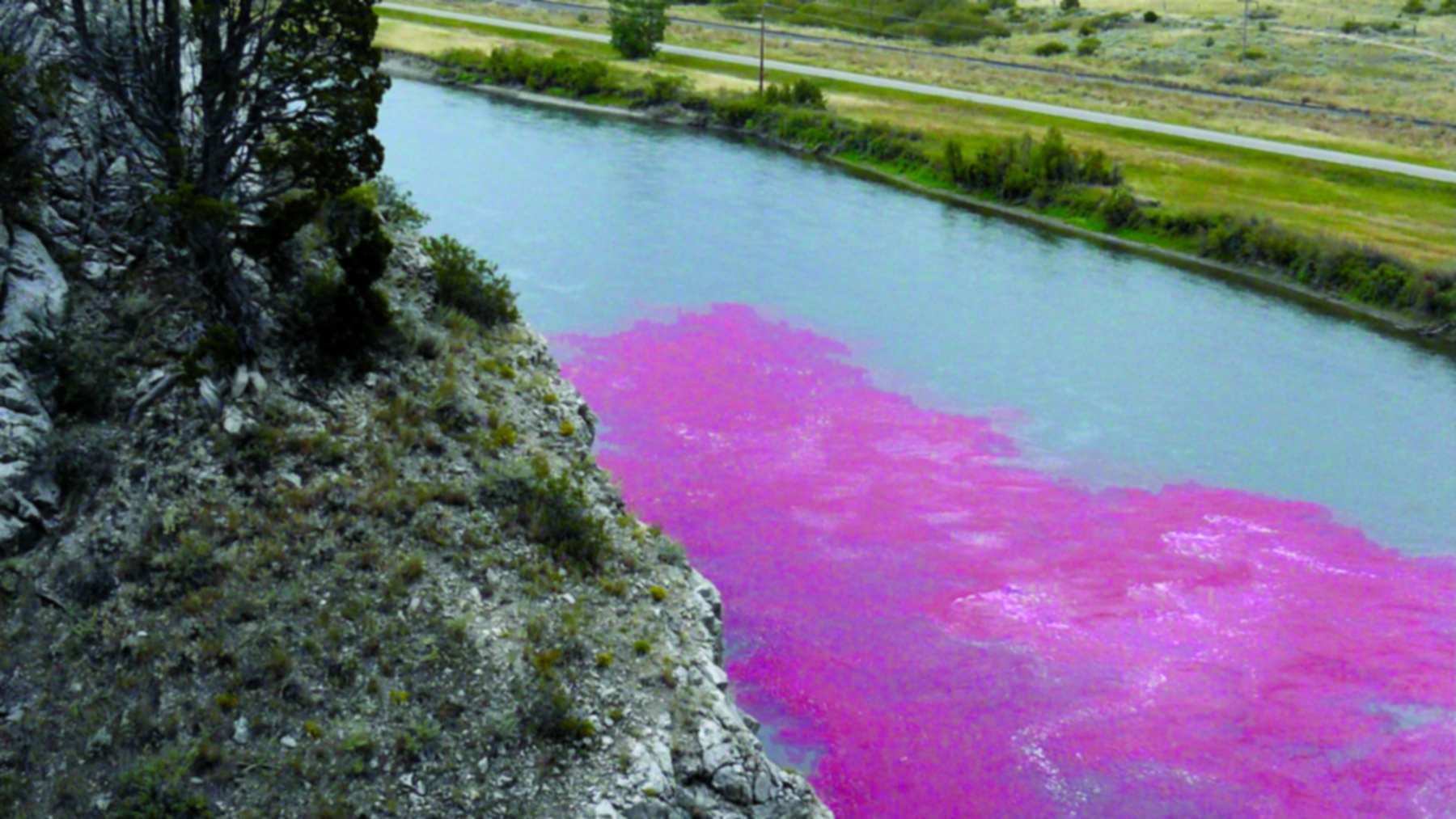 Tinte rojo de rodamina WT en el río Misuri, aguas abajo del parque estatal de las cabeceras del Misuri, cerca de Trident (Montana)