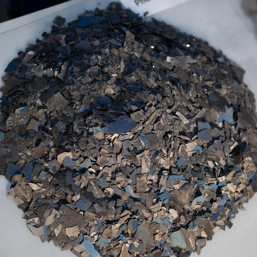 Montón de fragmentos de células solares de paneles retirados