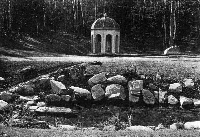 Templete del manantial de Sieur de Monts y estanque de piedra hacia 1917, en el parque nacional de Acadia