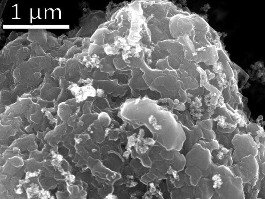 Láminas de grafeno obtenidas de residuos plásticos vistas al microscopio electrónico de barrido