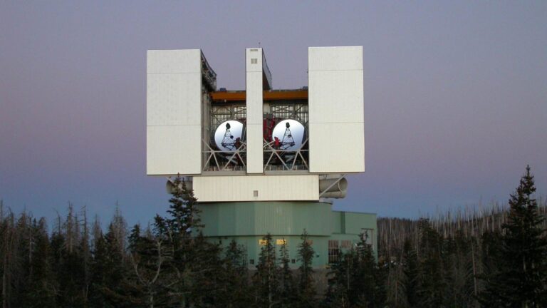 Gran Telescopio Binocular de Arizona, con el que se midió el helio primordial
