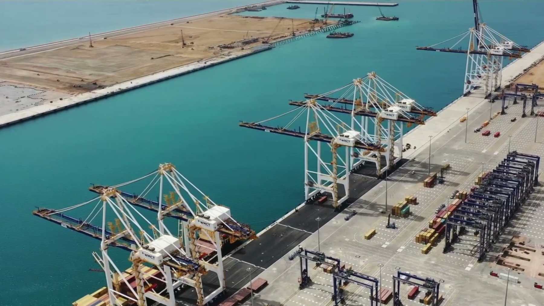 Grúas de muelle de la terminal Este del puerto Nador West Med, en la bahía de Betoya, con un portacontenedores atracado