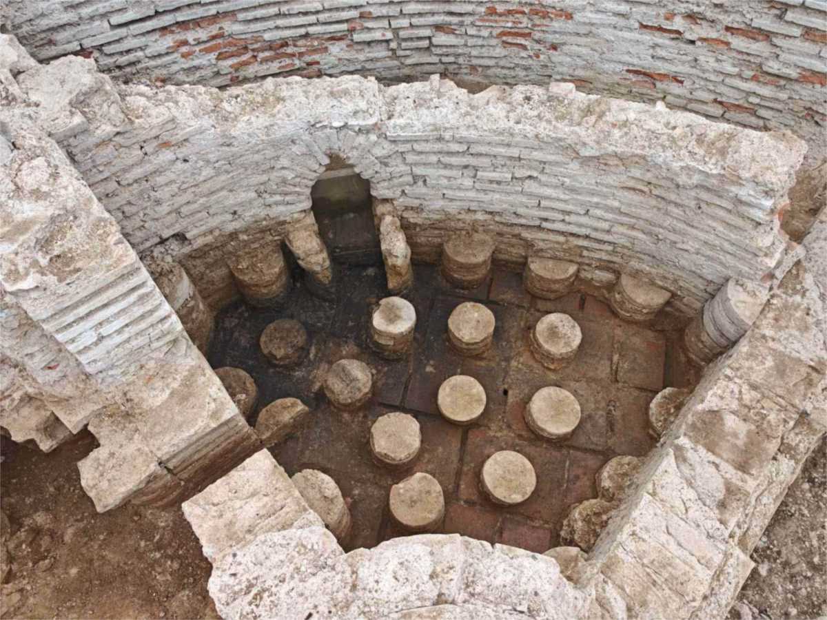 Pilares circulares del hipocausto que calentaba el suelo del baño hallado en la torre de Vrelo-Šarkamen