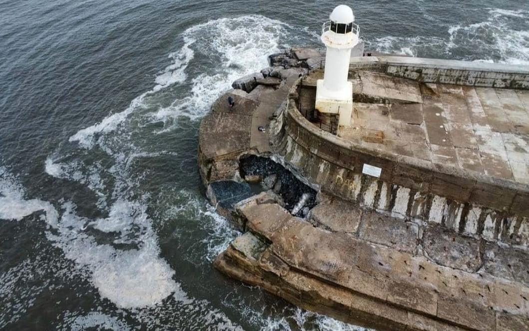 Vista aérea del extremo del rompeolas de South Gare con el faro y un gran hueco abierto en el muro de hormigón