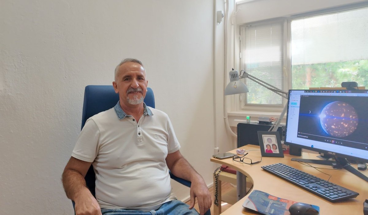El astrónomo Mutlu Yıldız sentado en su despacho de la Universidad de Ege junto a un ordenador