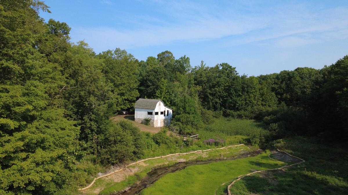 El arroyo Buckhorn corre por su cauce restaurado junto a la antigua casa del hielo