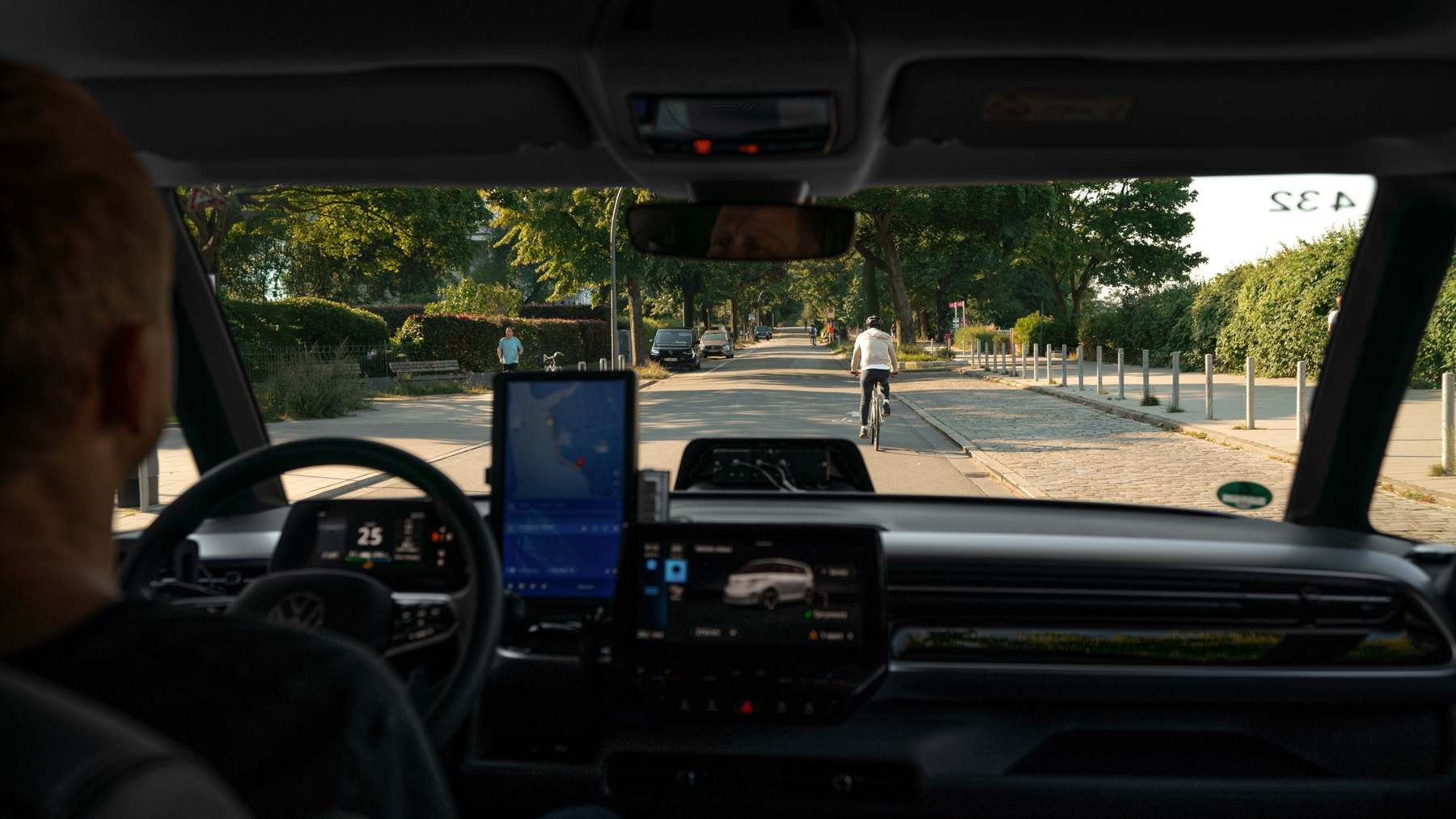 Operador de seguridad al volante de un ID. Buzz autónomo de MOIA