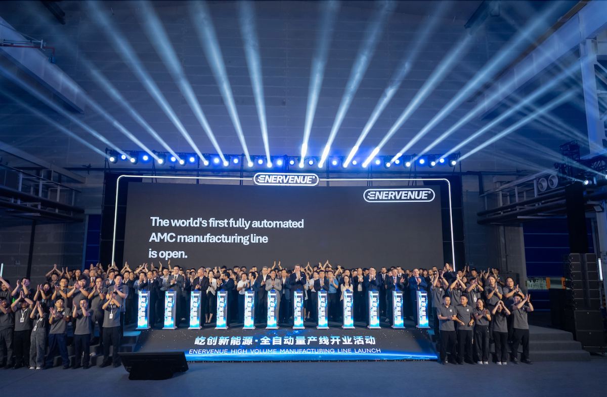 Acto de inauguración de la fábrica automatizada de baterías de EnerVenue en Changzhou, con el personal ante una gran pantalla
