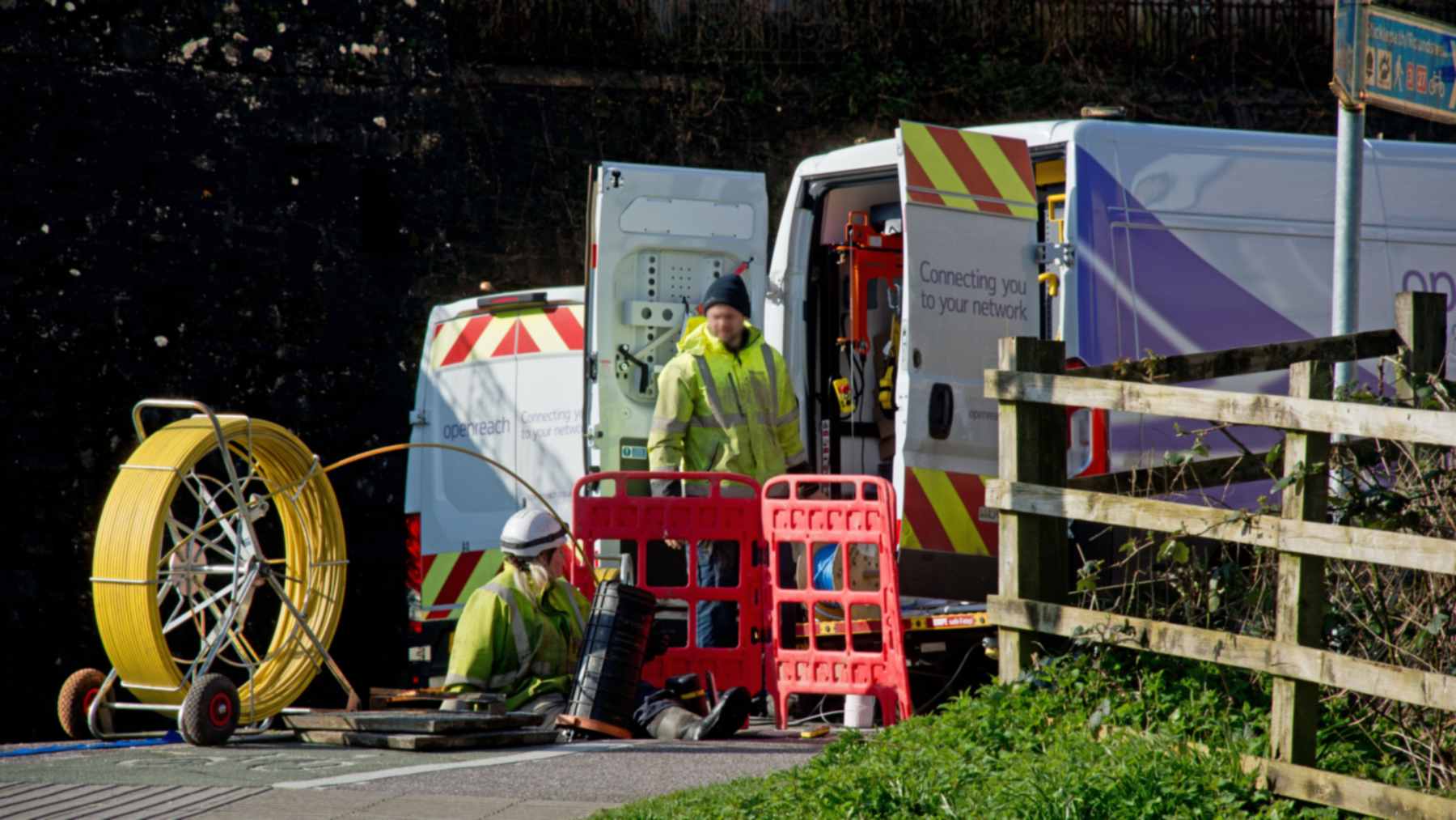 Ingenieros de Openreach instalan fibra en Barnstaple; BT prevé recuperar toneladas de cobre de su vieja red