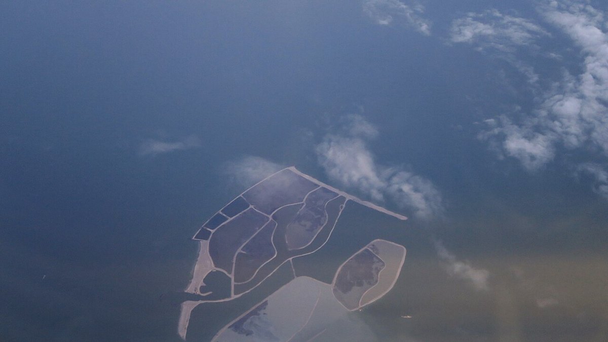 Las islas Marker Wadden vistas desde un avión en septiembre de 2017, con sus diques y compartimentos de limo