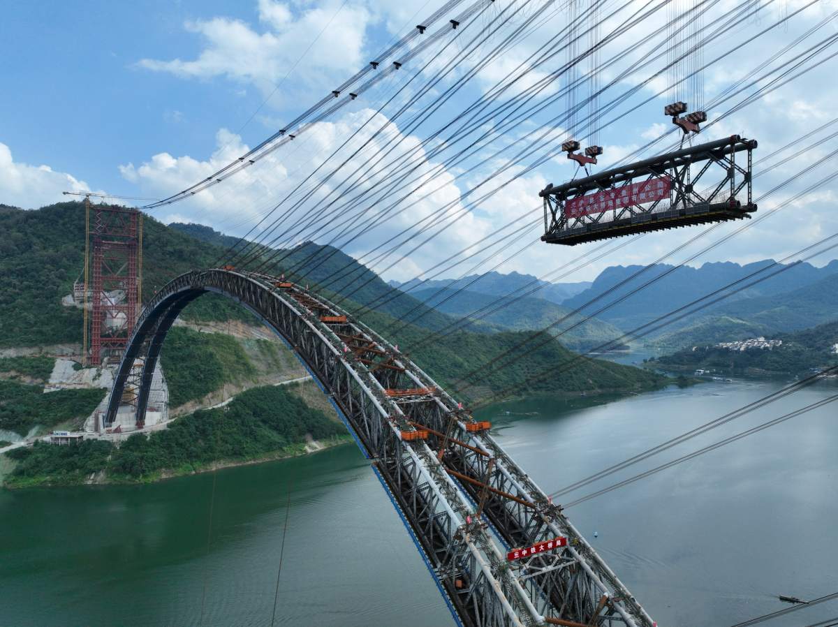 Izado de un segmento del arco del puente ferroviario del río Hongshui mediante cables