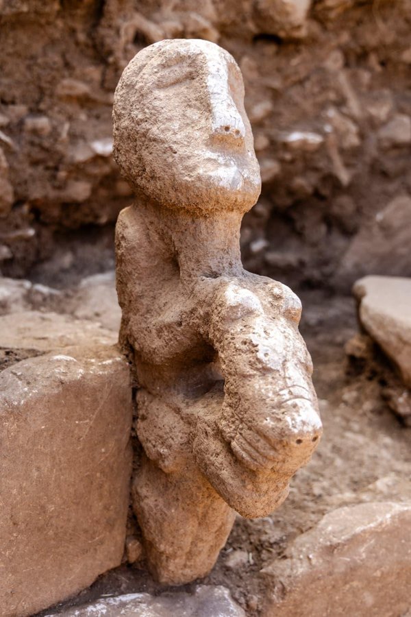 Detalle de la escultura de piedra de Karahantepe con la cabeza humana arriba y la cabeza del leopardo delante
