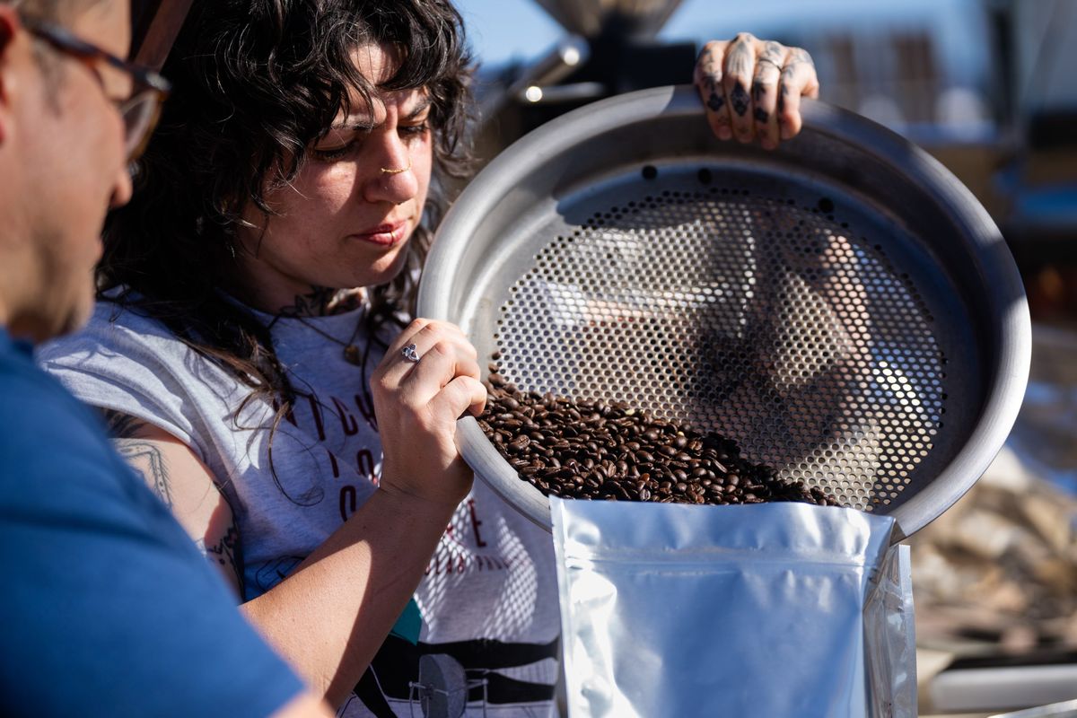 Kate Sweeney, de Michael Thomas Coffee, vacía en una bolsa café tostado con calor del depósito de Sandia
