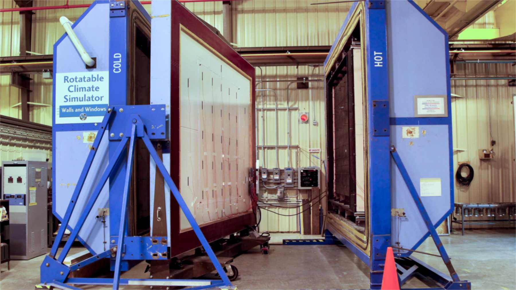 Equipos de ensayo de muros y cubiertas en el laboratorio de tecnologías de edificios de Oak Ridge