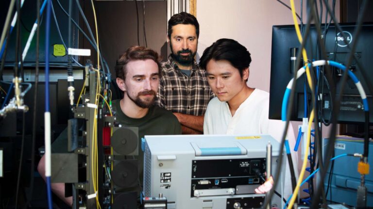 Erik Szakiel, Amir Safavi-Naeini y Takuma Makihara, autores del estudio sobre los saltos cuánticos del sonido, en su laboratorio de Stanford