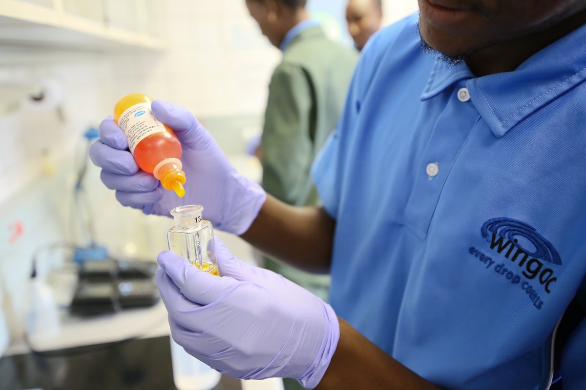 Un técnico de WINGOC prepara una muestra de agua en el laboratorio