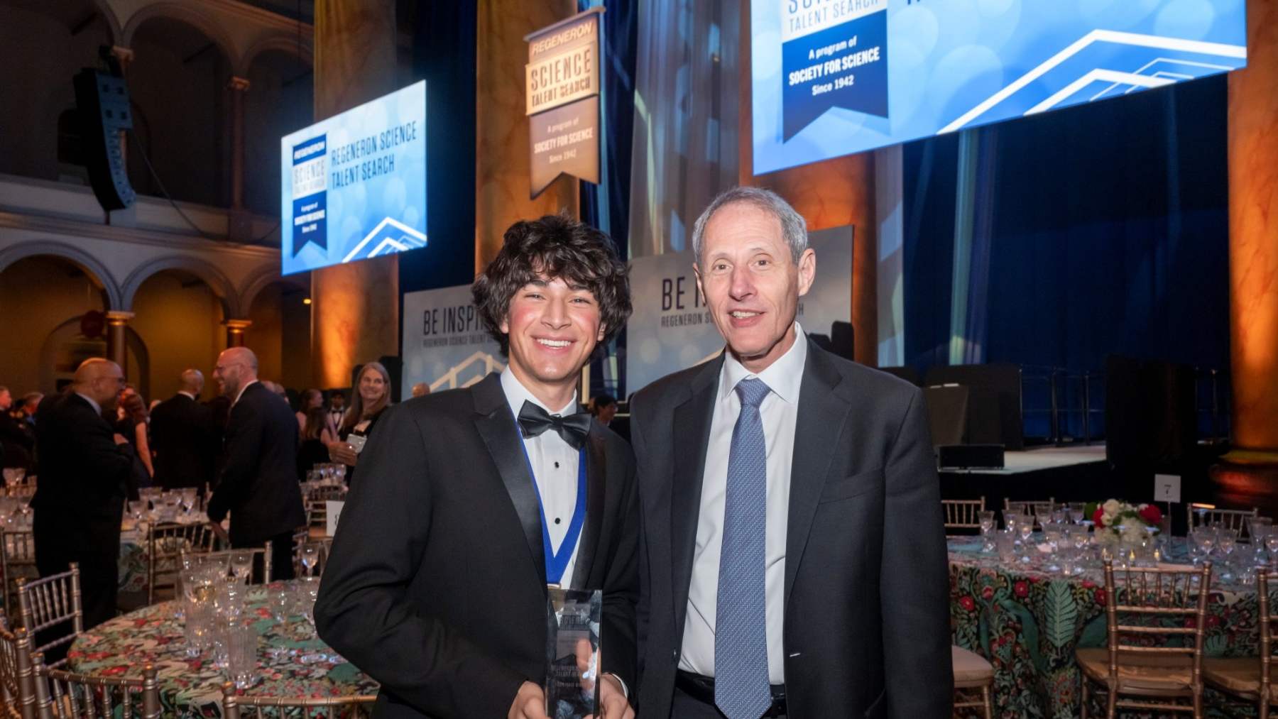 Matteo Paz, ganador del Regeneron Science Talent Search, junto al presidente de Caltech, Thomas Rosenbaum, en la ceremonia de entrega