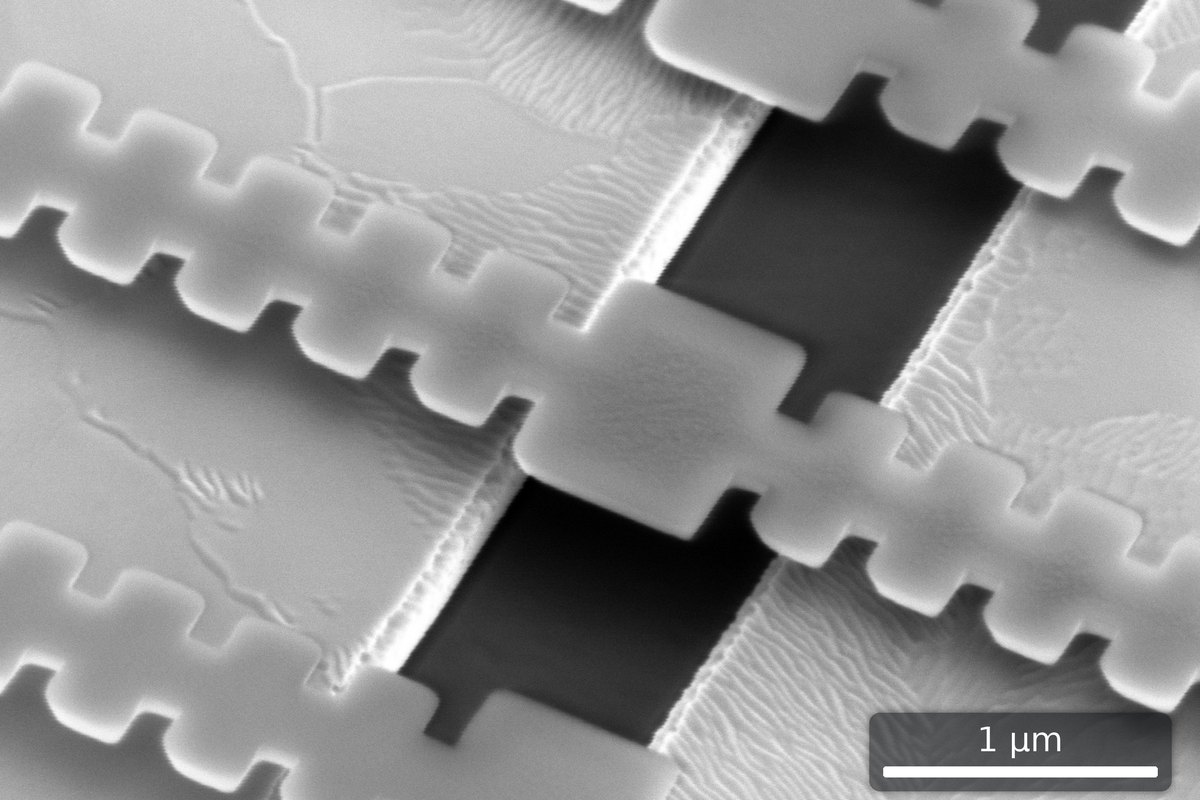 Imagen de microscopio electrónico de barrido del centro del resonador, con escala de 1 micrómetro