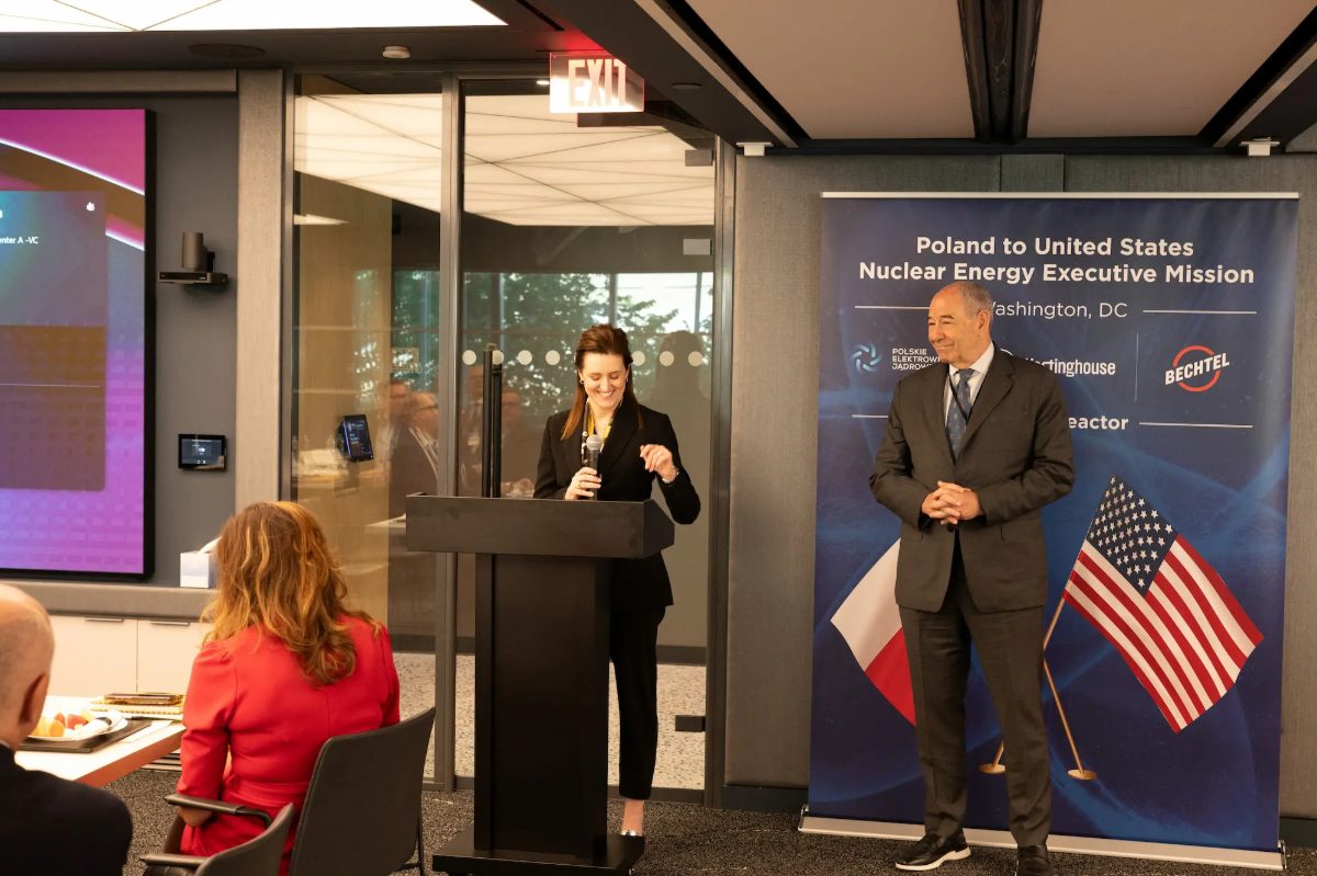 Acto de la misión ejecutiva de energía nuclear de Polonia en Washington, junto a las banderas de ambos países