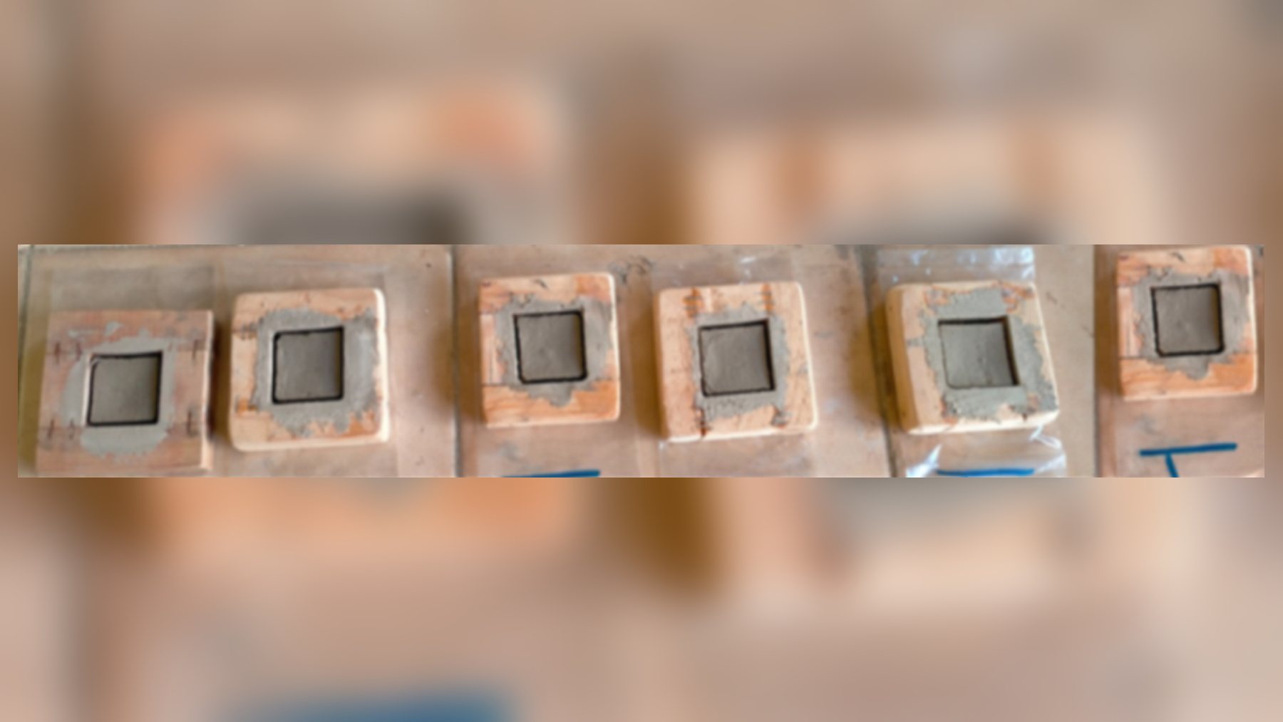 Moldes de madera con la mezcla de arcilla y cáscara de huevo de los ladrillos de laboratorio del estudio egipcio