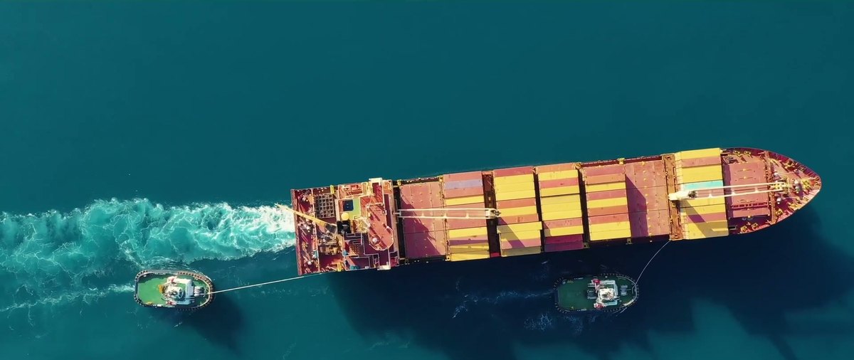 Portacontenedores escoltado por dos remolcadores durante la escala de prueba de la terminal Este de Nador West Med