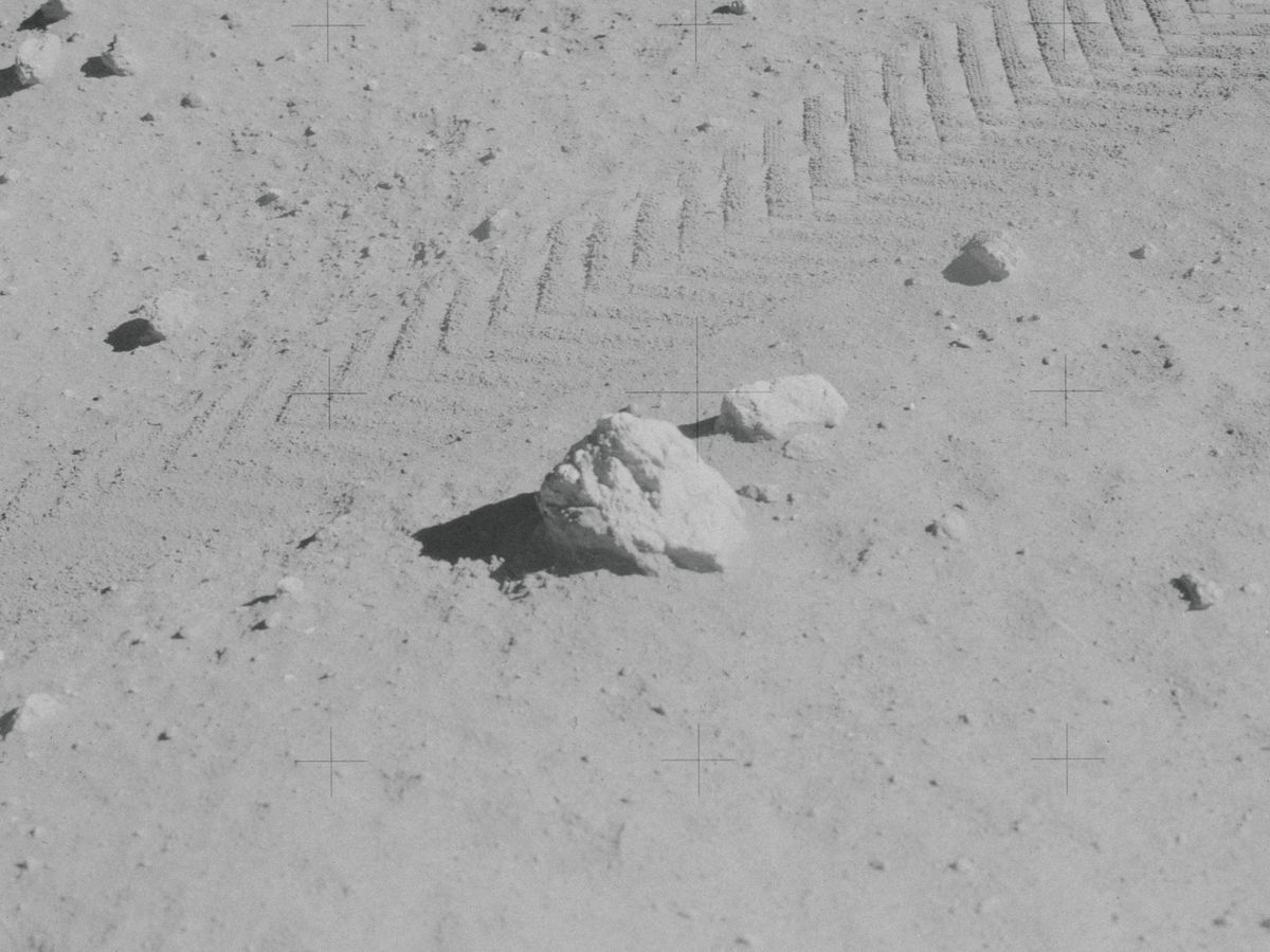 La muestra lunar 60025, una anortosita, sobre la superficie de la Luna antes de ser recogida en la misión Apolo 16