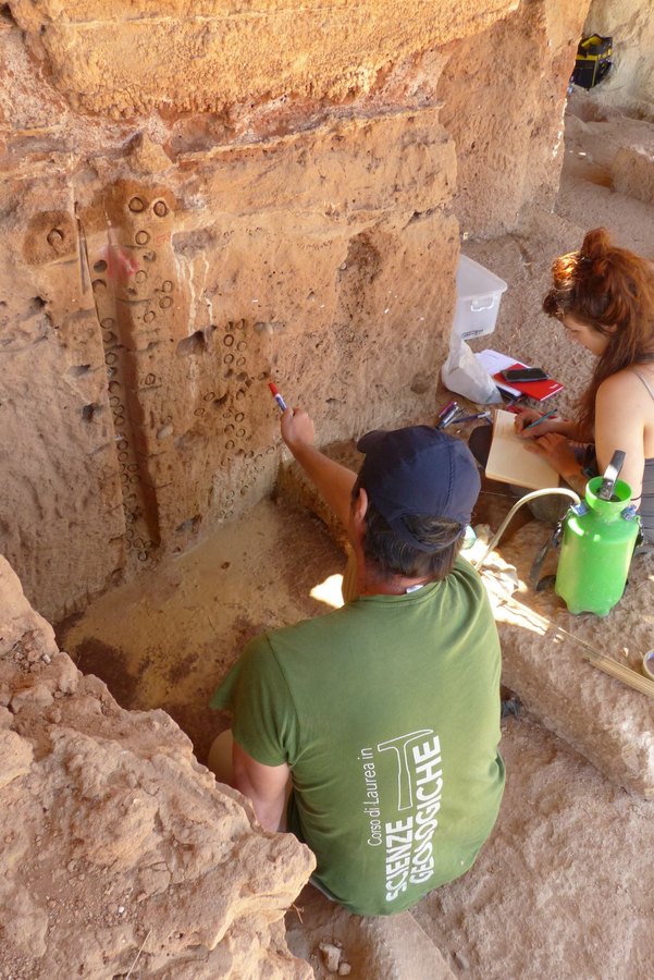 Dos investigadores toman muestras de sedimento para el análisis del campo magnético en la pared de la Grotte à Hominidés de Casablanca