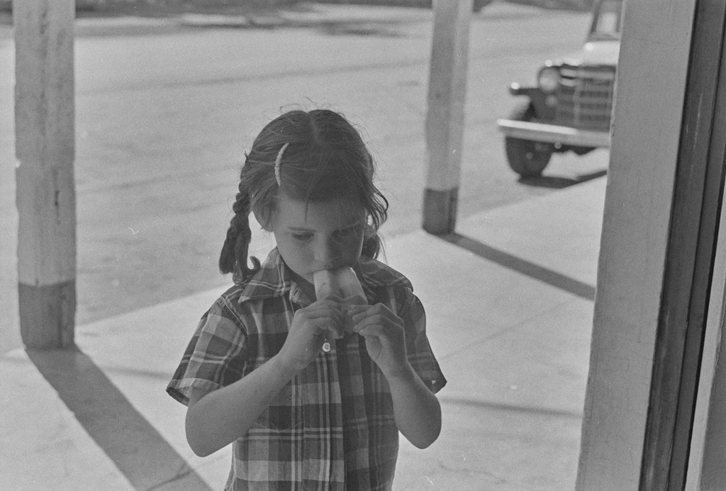 Una niña come un polo en una acera de Monticello en 1956
