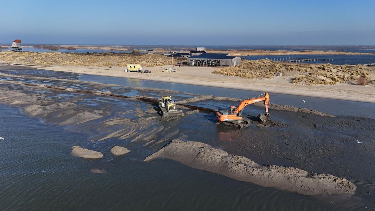 Máquinas de Boskalis trabajando en la orilla de las islas Marker Wadden en febrero de 2026