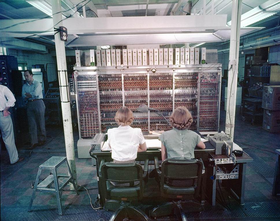 Dos operadoras sentadas ante el ordenador MANIAC de Los Alamos en 1952