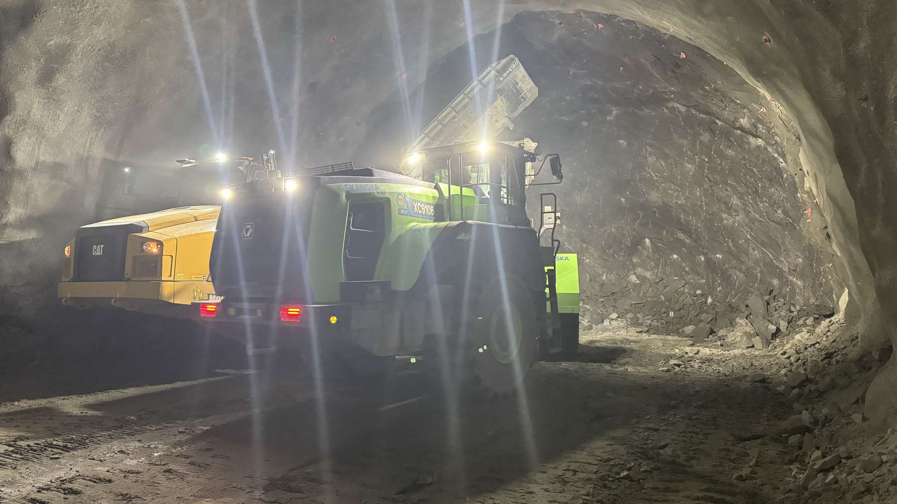 Pala cargadora eléctrica cargando roca dentro de un túnel en obras pala cargadora eléctrica