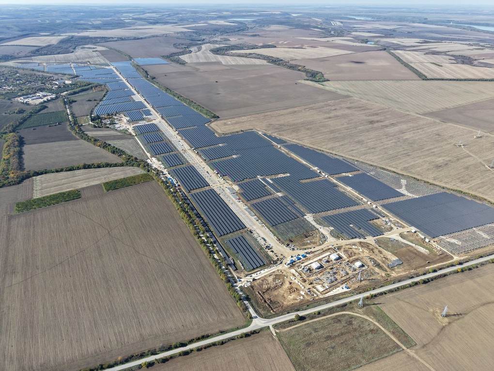 Vista aérea del parque solar St. George de Rezolv en Bulgaria