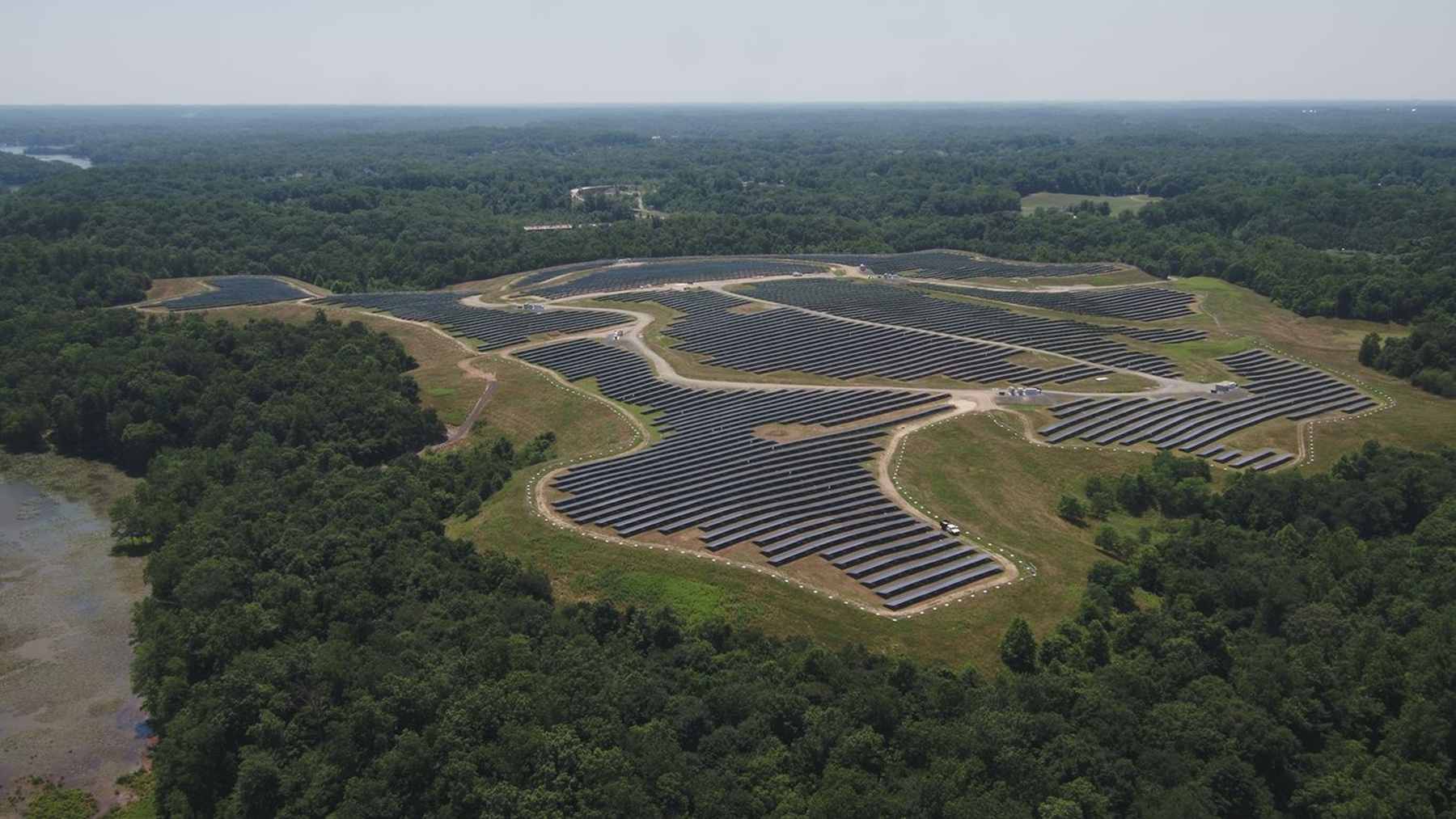 Vista aérea del parque solar de Annapolis sobre el antiguo vertedero