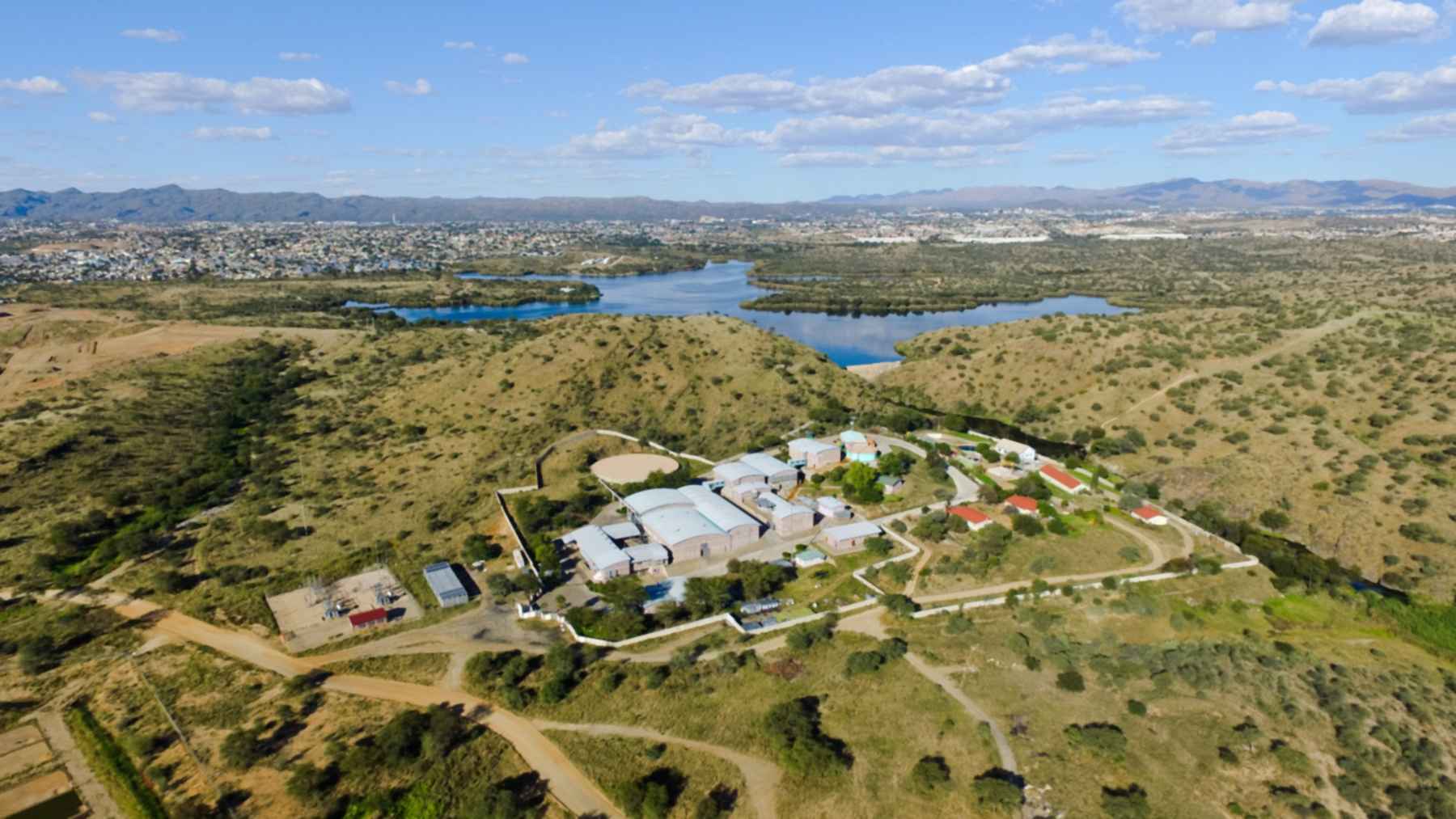 Vista aérea de la planta de Goreangab en Windhoek, que convierte aguas residuales en agua potable, con la presa de Goreangab y la ciudad al fondo