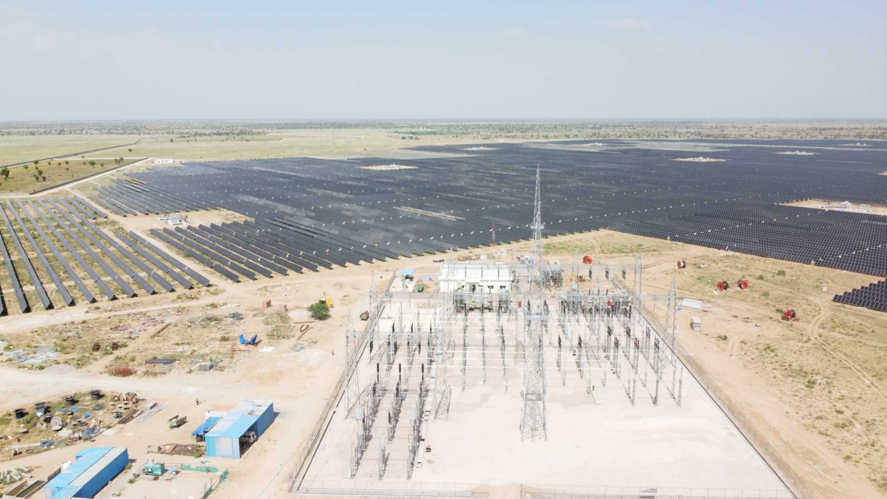 Planta solar de Bhadla, en Rajastán, con su subestación, ligada al plan de 50 GWh de baterías de India