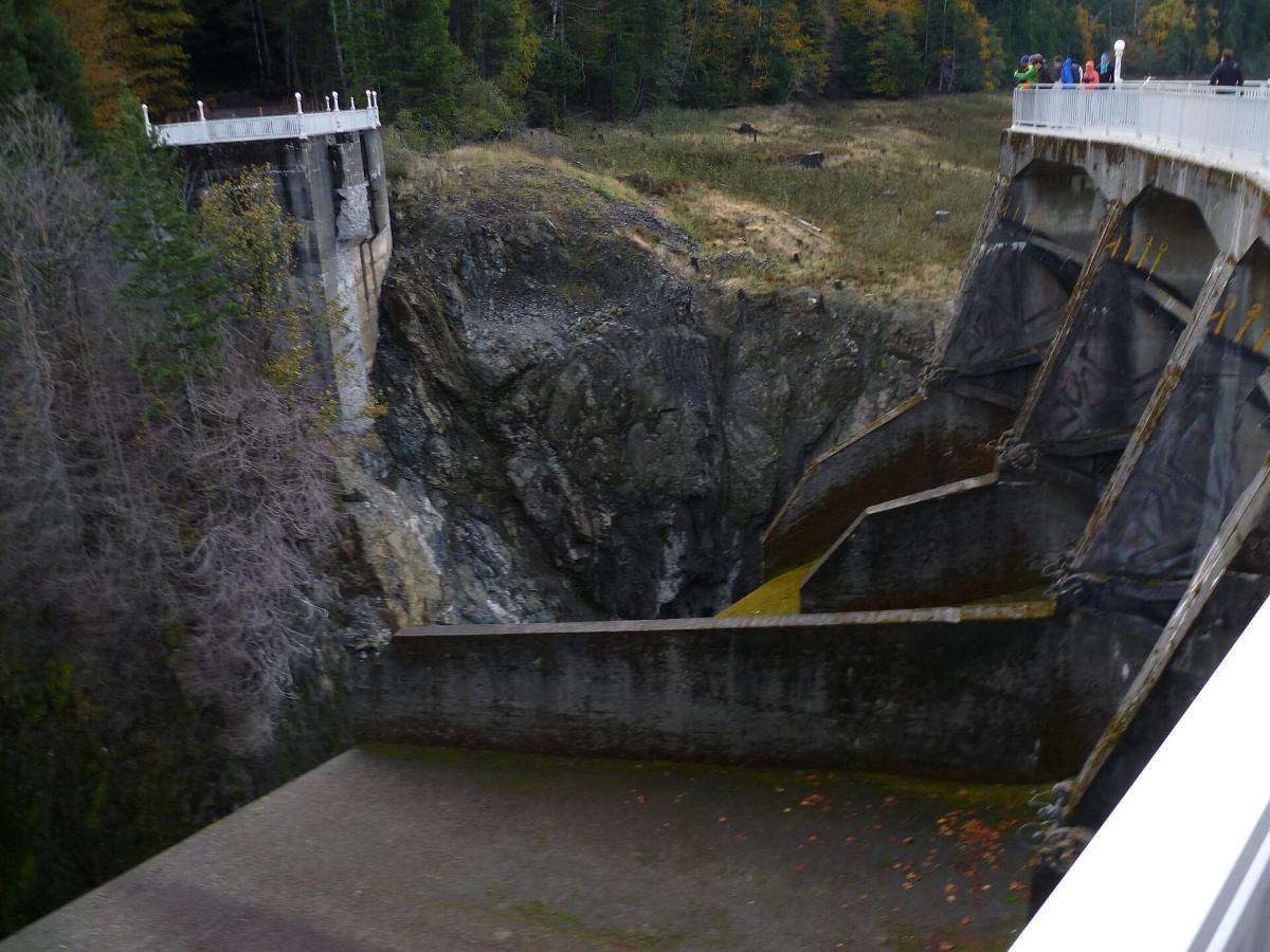 Restos de la presa de Glines Canyon tras su retirada, con el río Elwha fluyendo de nuevo por el cañón