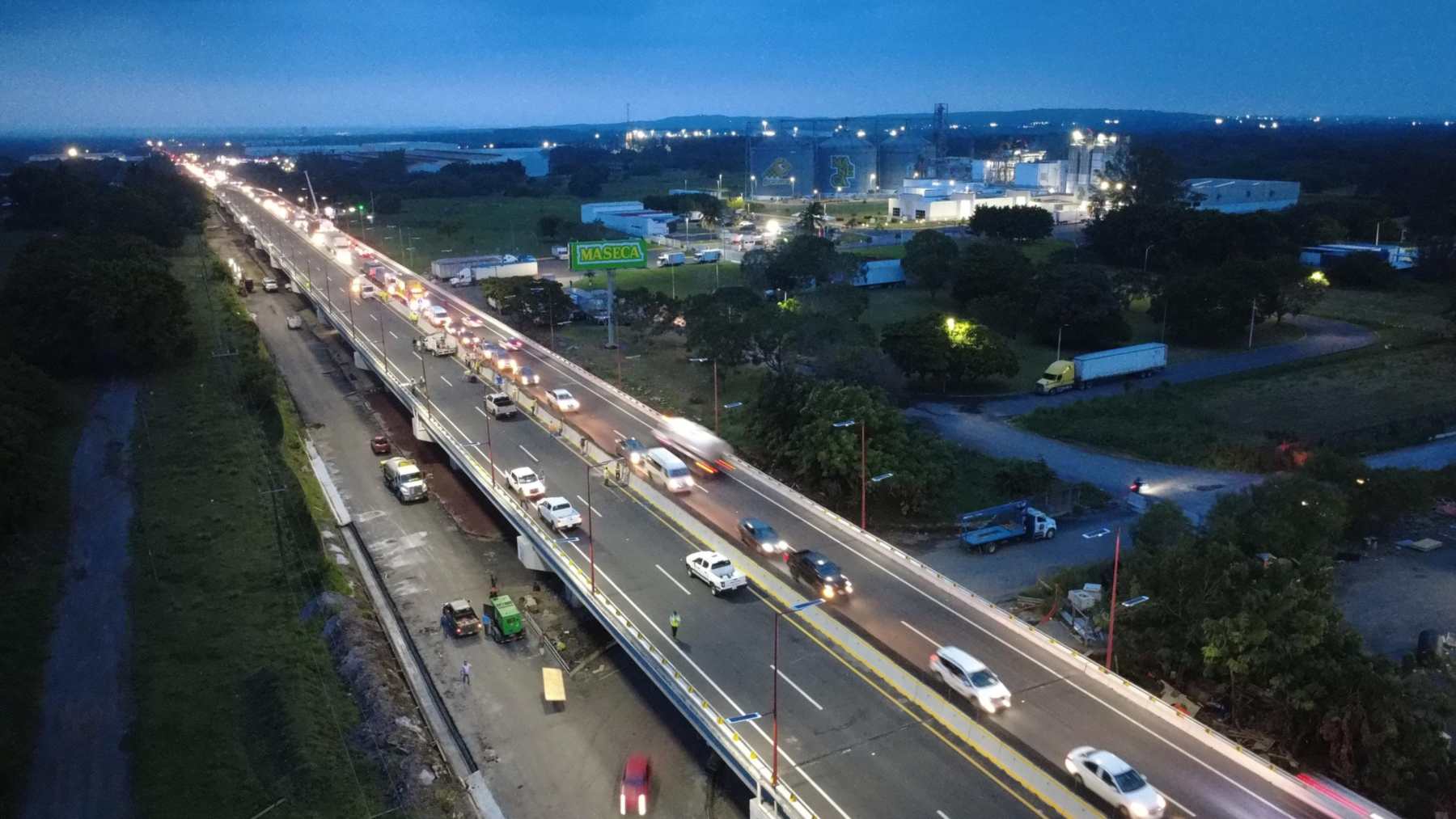 Vista aérea al anochecer de un puente elevado con tráfico junto al puerto de Veracruz puerto de Veracruz